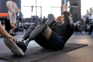 Image of a trauma survivor in physical therapy focusing on recovery after a traumatic amputation and discussing options with a traumatic amputation attorney for maximum compensation.