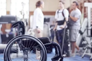 Visual of an injured person with a spinal cord injury in a physical therapy session, focusing on maintaining muscle control and preventing pressure sores.