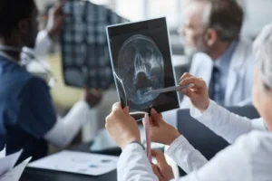 Visual chart displaying symptoms of severe traumatic brain injury such as slurred speech, cognitive difficulties, and persistent headache, emphasizing the need for medical treatment.