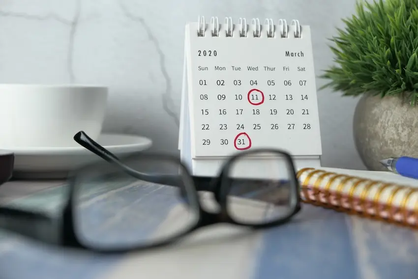 Reloj y calendario que representan las excepciones que pausan el plazo de prescripción de Georgia en reclamos por accidentes automovilísticos